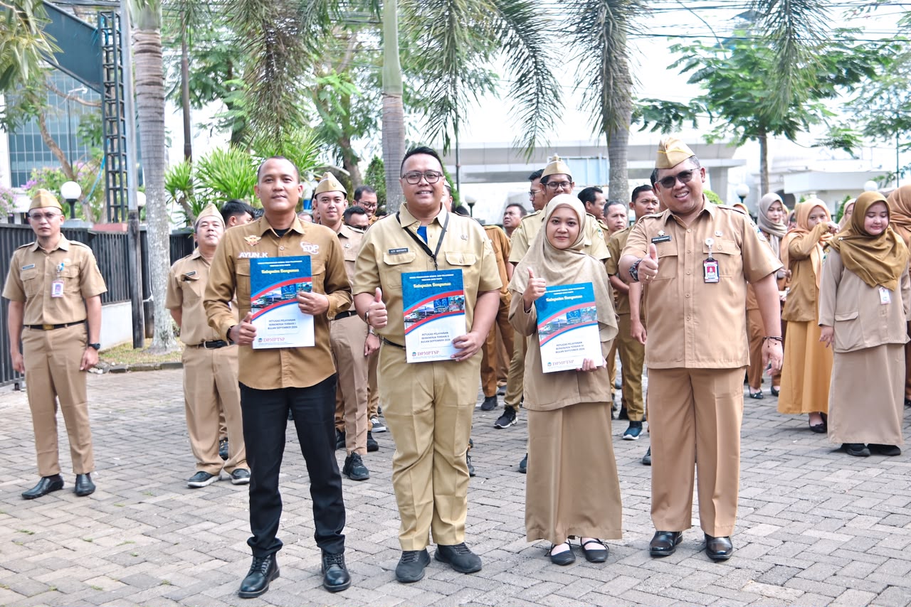 Mal Pelayanan Publik menyelenggarakan apel bersama sekaligus pemberian penghargaan Pegawai Terbaik bulan September 2026. Apel tersebut dipimpin oleh Kepala @dpmptsp_kabbanyumas